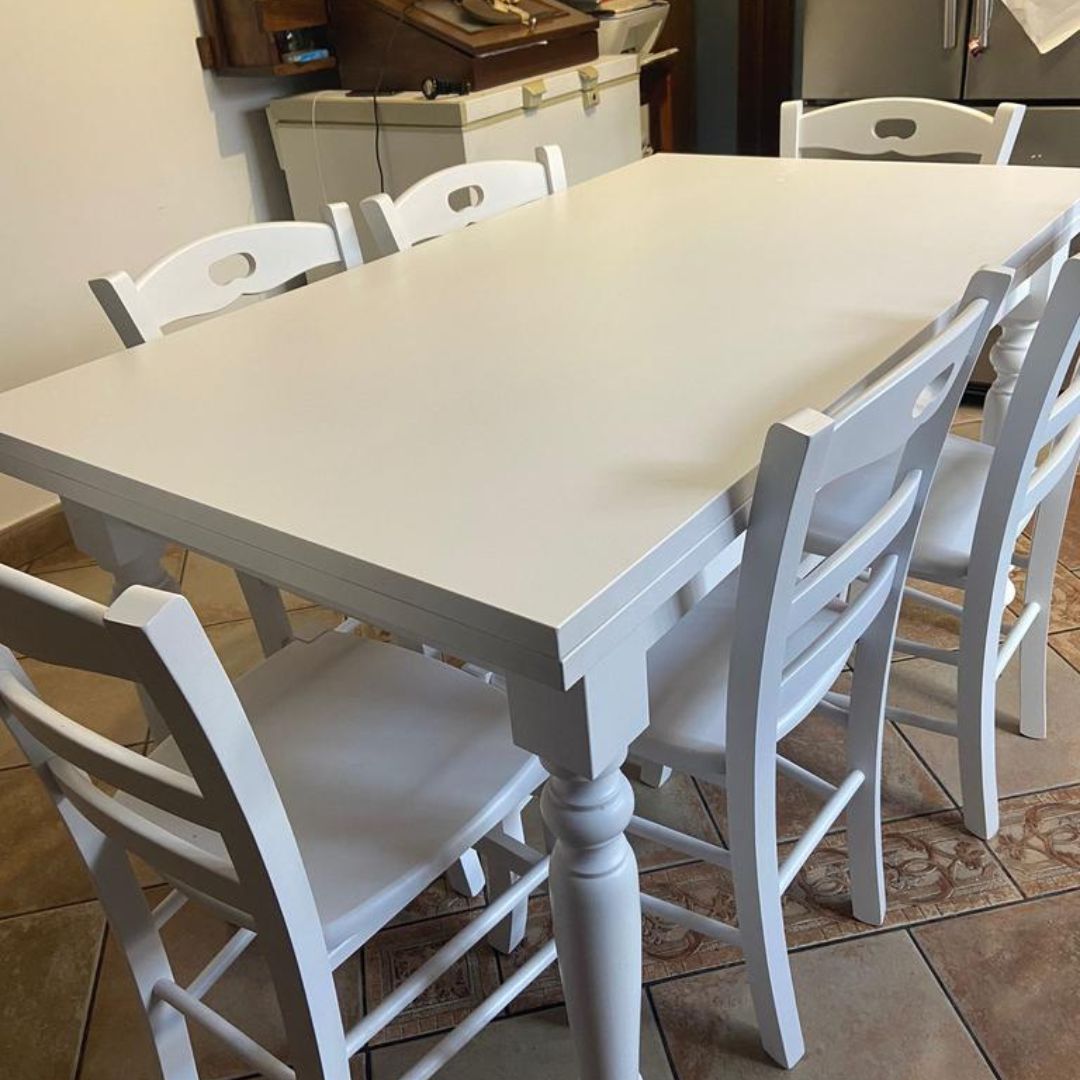 Tavolo allungabile bicolore, base bianco opaco e piano in noce Tanganica, stile Arte Povera