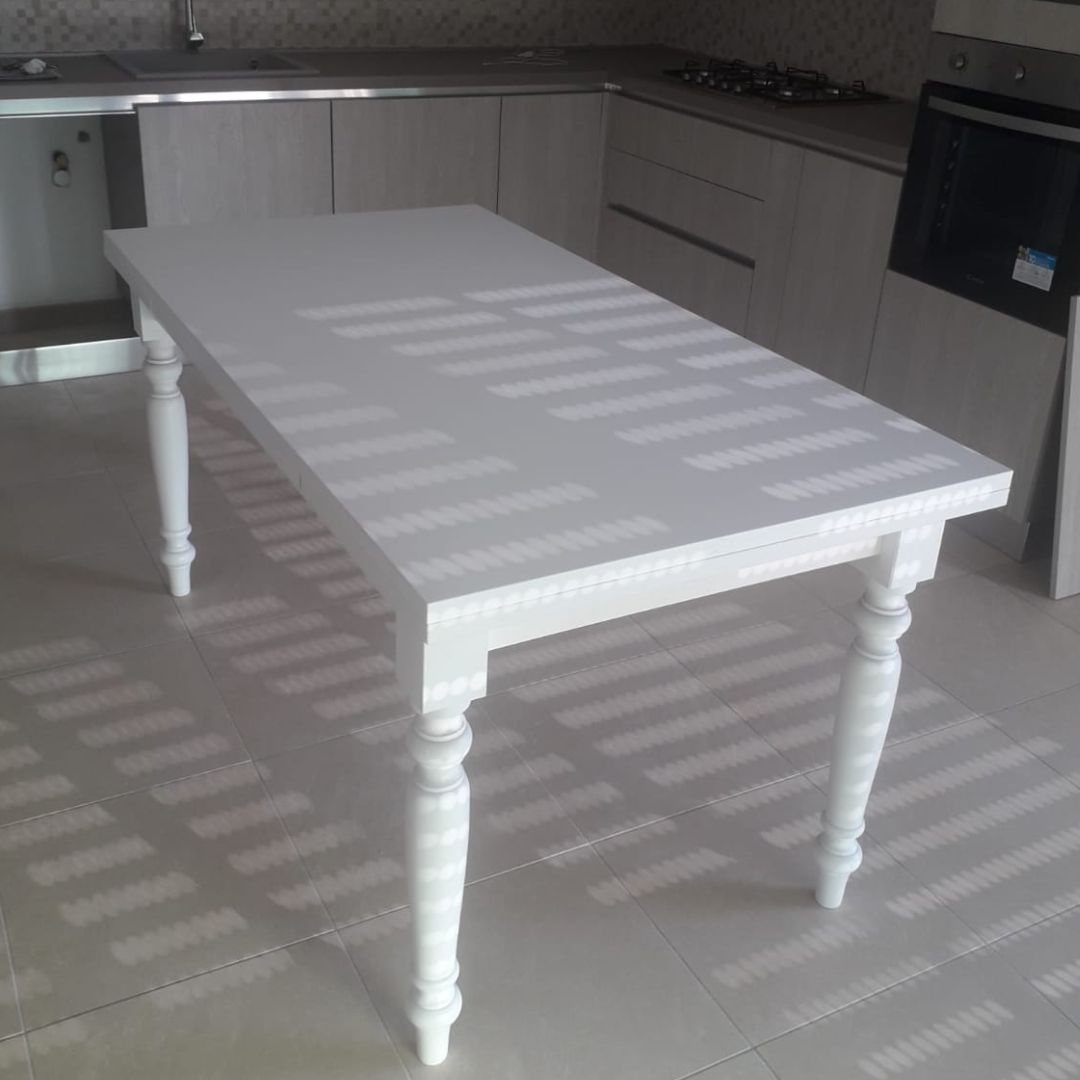 Dettaglio piano in noce Tanganica di tavolo allungabile stile classico