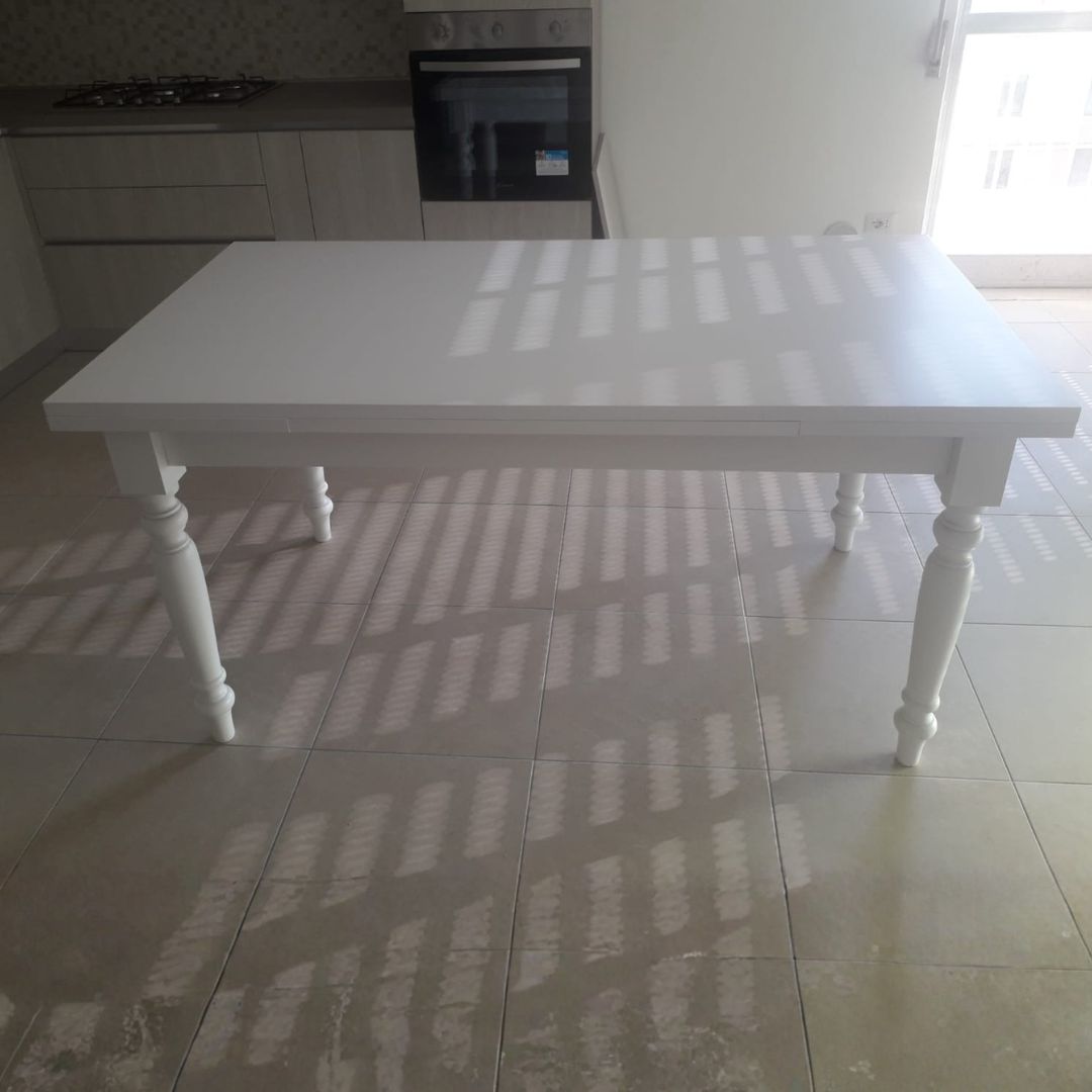Tavolo da pranzo allungabile bianco e noce Tanganica, design elegante
