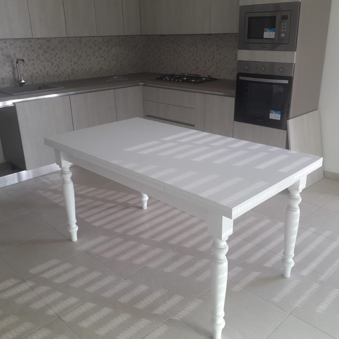 Tavolo allungabile con piano in noce Tanganica e base bianca, ideale per sala classica