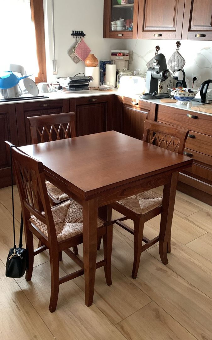 Tavolo da pranzo classico allungabile, struttura in legno massello finitura noce scuro.