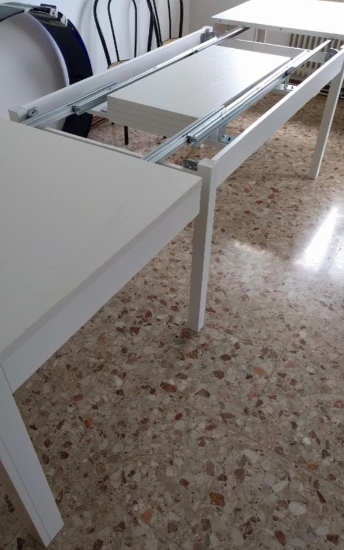 Tavolo allungabile in nobilitato dal design contemporaneo, finitura versatile