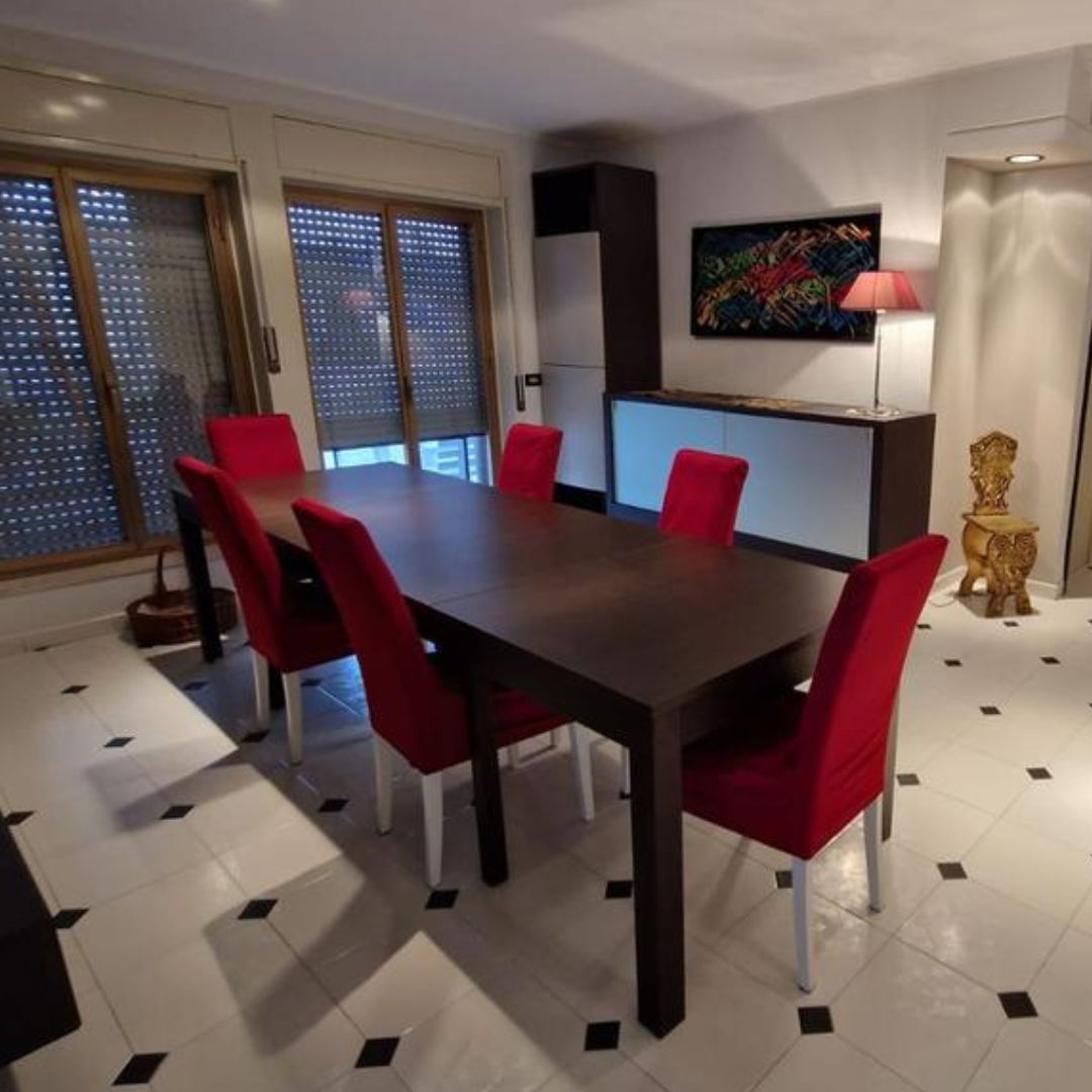 Tavolo moderno allungabile, ideale per sala da pranzo o cucina, stile pulito