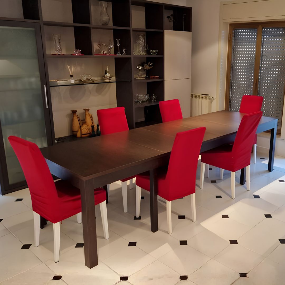 Versione allungata del tavolo in nobilitato, finitura in legno e grigio moderno