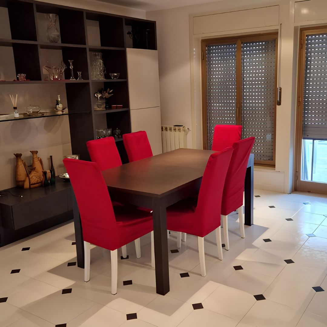 Dettaglio del piano del tavolo allungabile in nobilitato, estetica contemporanea