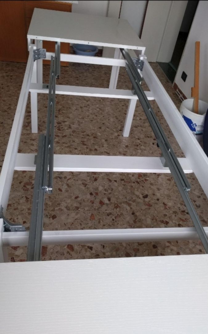 Tavolo allungabile con venature legno e inserti moderni, arredo living