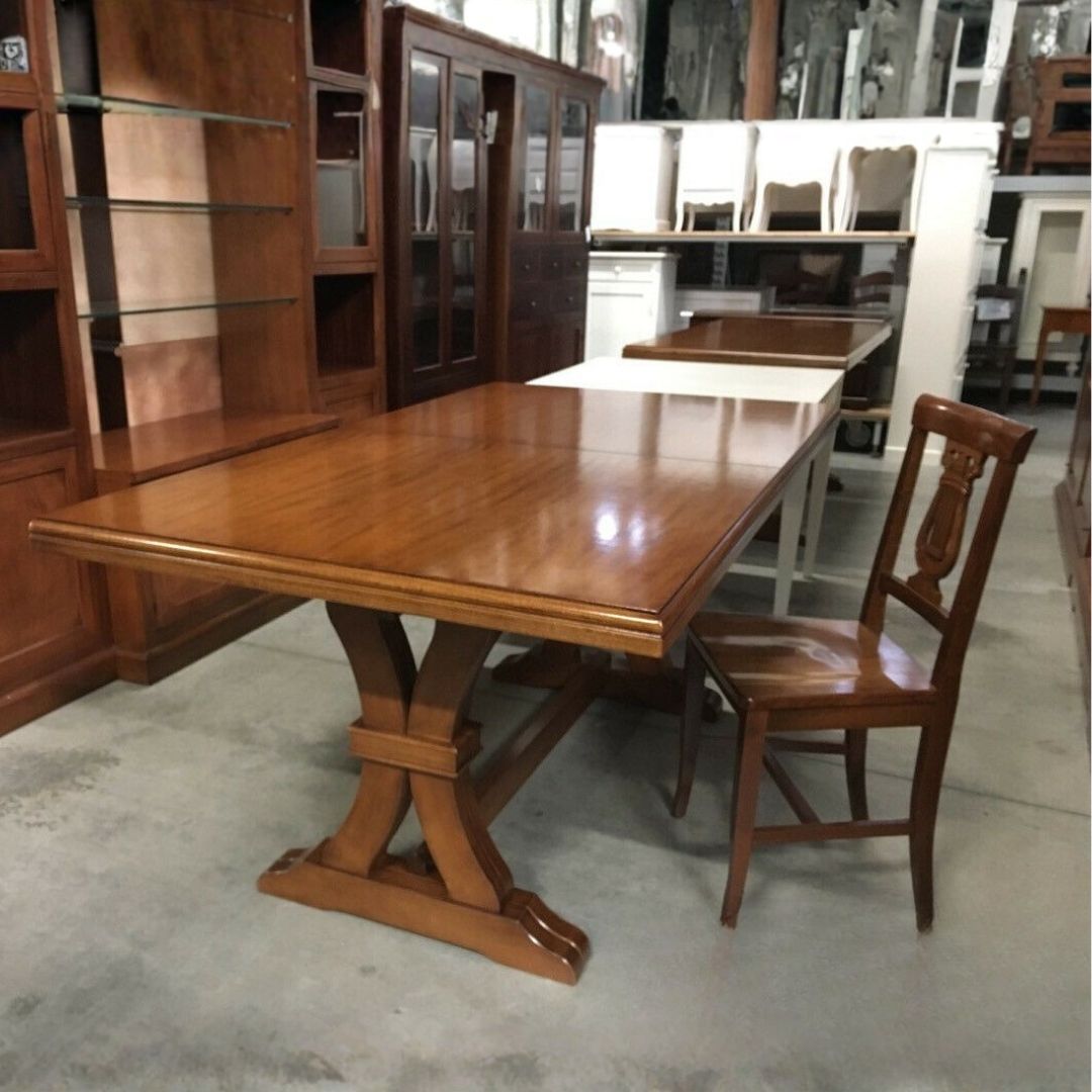 Tavolo allungabile in legno massello, finitura Noce Scuro Bassano, stile Arte Povera.