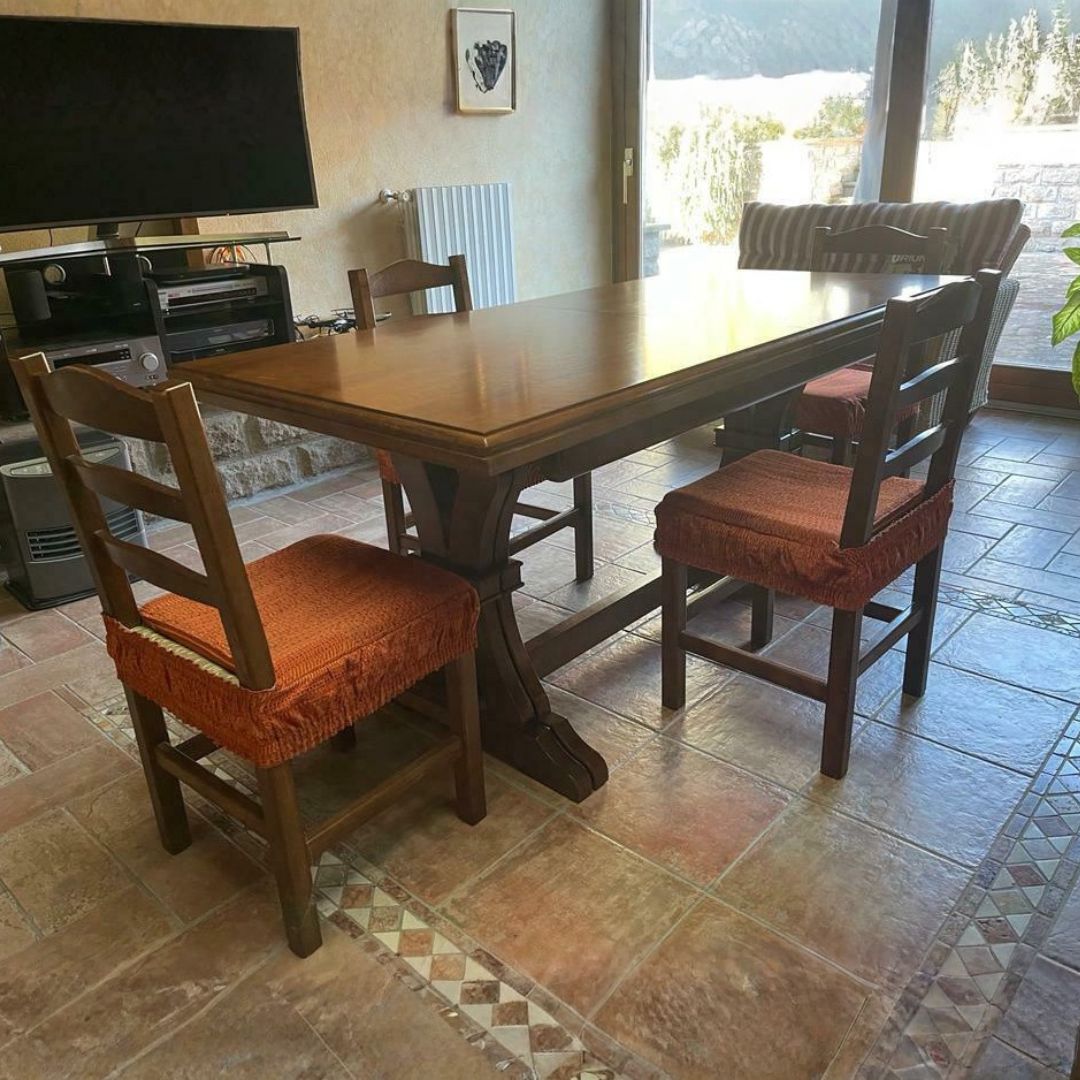 Tavolo in legno Noce Scuro Bassano con sedia classica, vista in showroom.