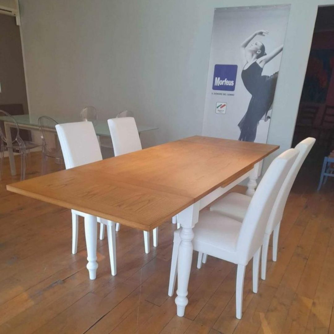 Tavolo da pranzo rettangolare in rovere color bianco opaco, design moderno ed elegante.