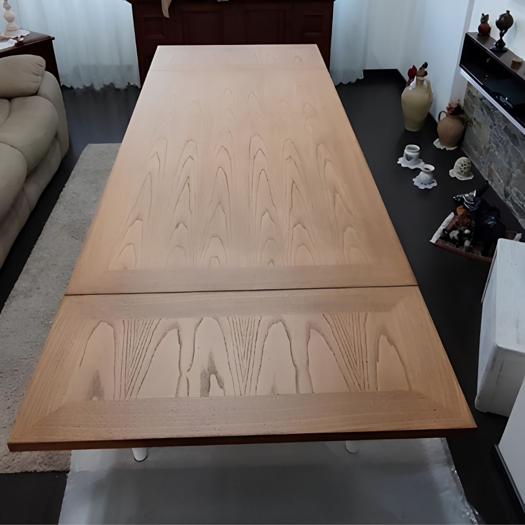 Tavolo allungabile in rovere bianco opaco, vista dettagliata delle venature del legno.
