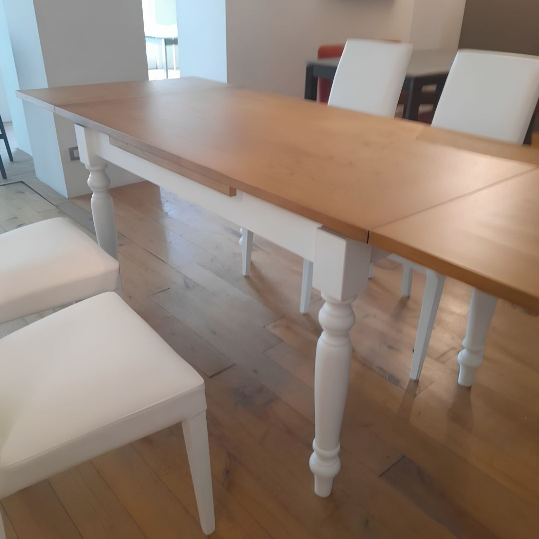 Tavolo rettangolare allungabile bianco opaco, soluzione versatile per sala da pranzo.