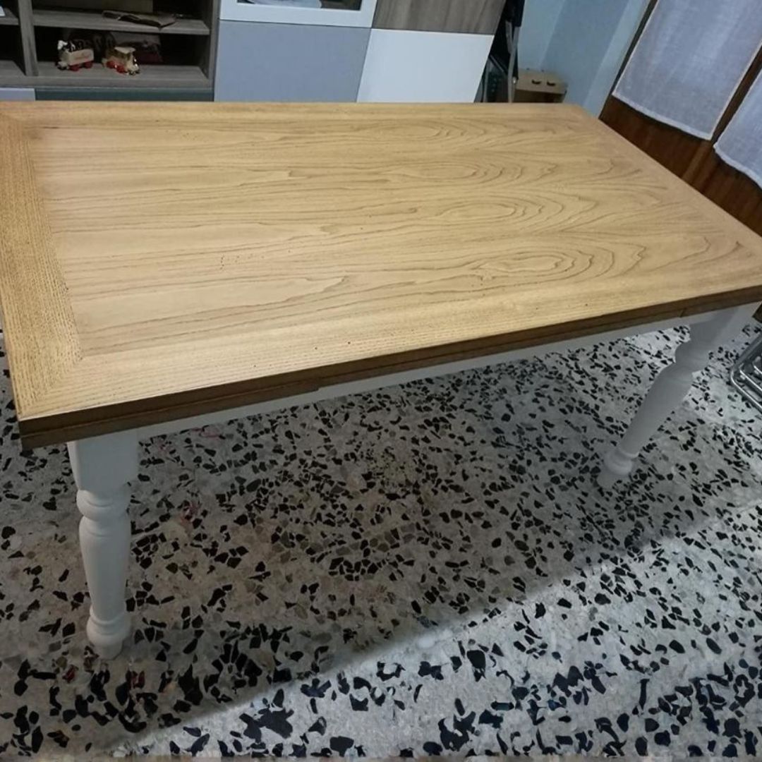 Dettaglio del meccanismo di apertura di tavolo allungabile in rovere bianco opaco.