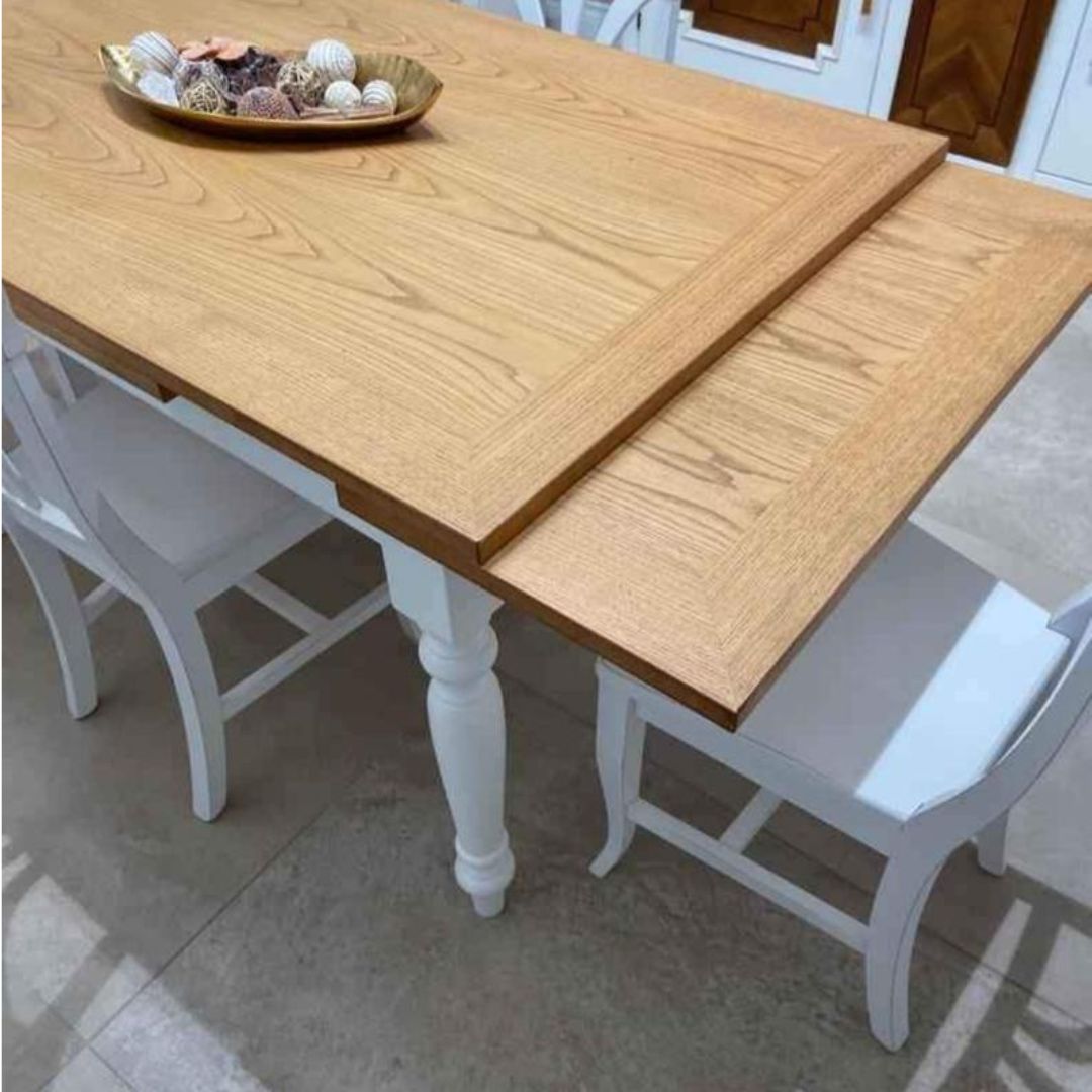 Tavolo da pranzo in rovere bianco opaco aperto con le due estensioni montate.