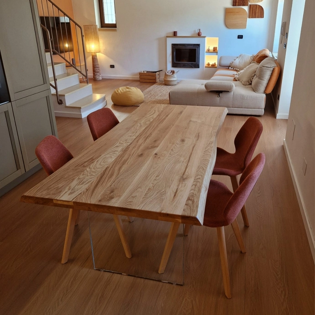 Piano tavolo in legno di rovere massello allungabile con venature naturali del legno a vista e sedie coordinate