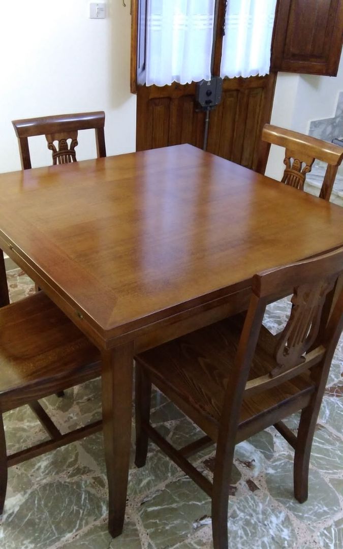 Tavolo quadrato in legno noce con finitura Bassano, design classico salvaspazio