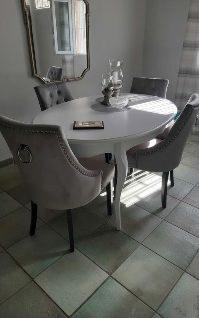 Tavolo ovale moderno allungabile in legno bianco, perfetto per living contemporaneo