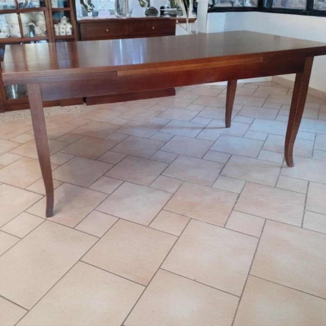 Tavolo rettangolare allungabile in legno color noce scuro in stile arte povera.