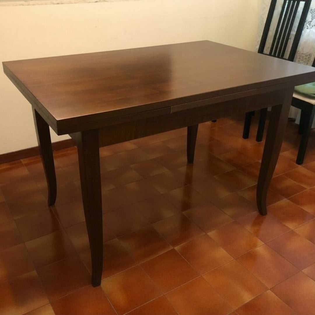Tavolo rettangolare allungabile, perfetto per cene e pranzi in famiglia.