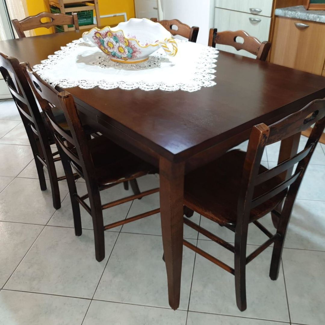 Tavolo da pranzo rettangolare in legno, ambiente casa.
