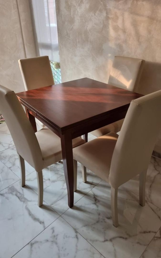 Dettaglio gamba e struttura tavolo in legno noce, design classico.