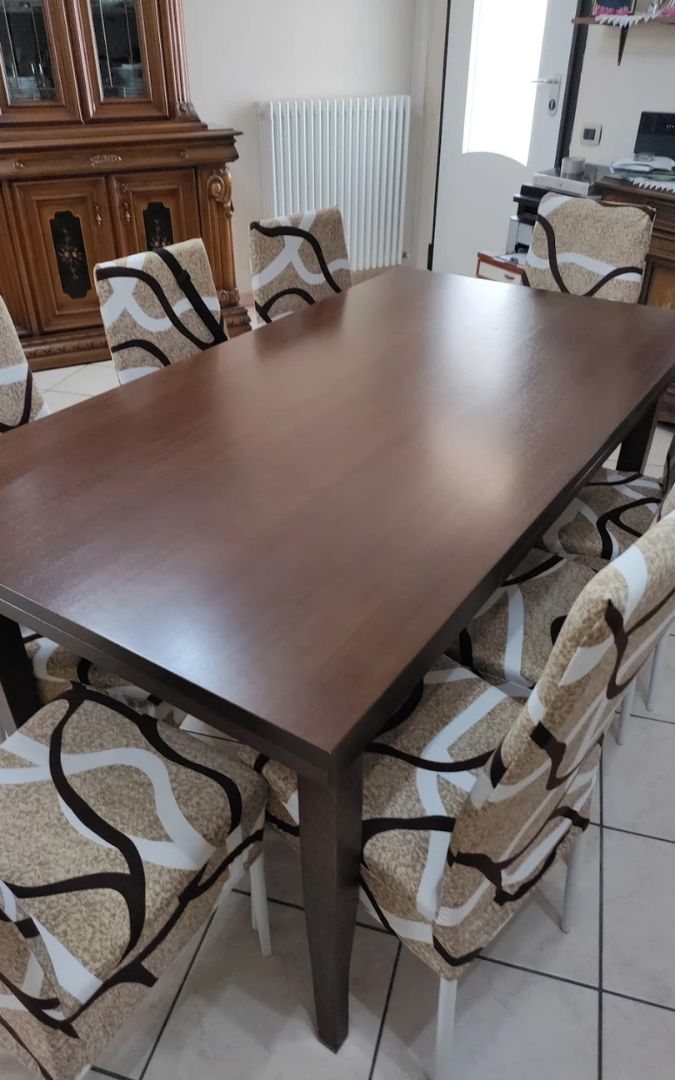 Tavolo allungabile rettangolare in noce, vista prospettica.