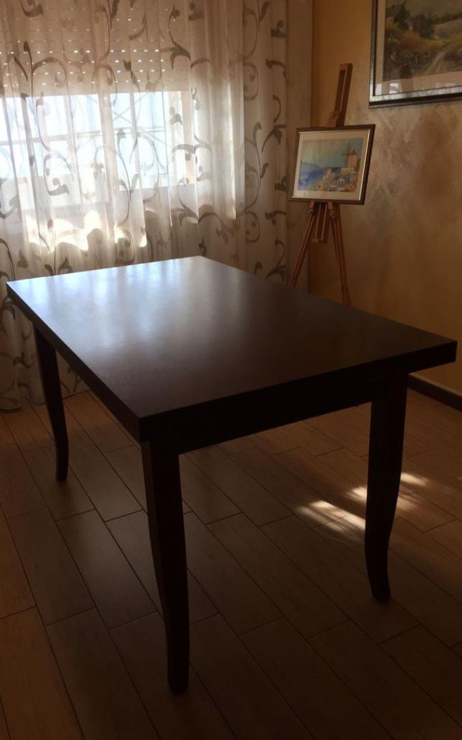 Tavolo in legno noce scuro, perfetto per arredamento classico.