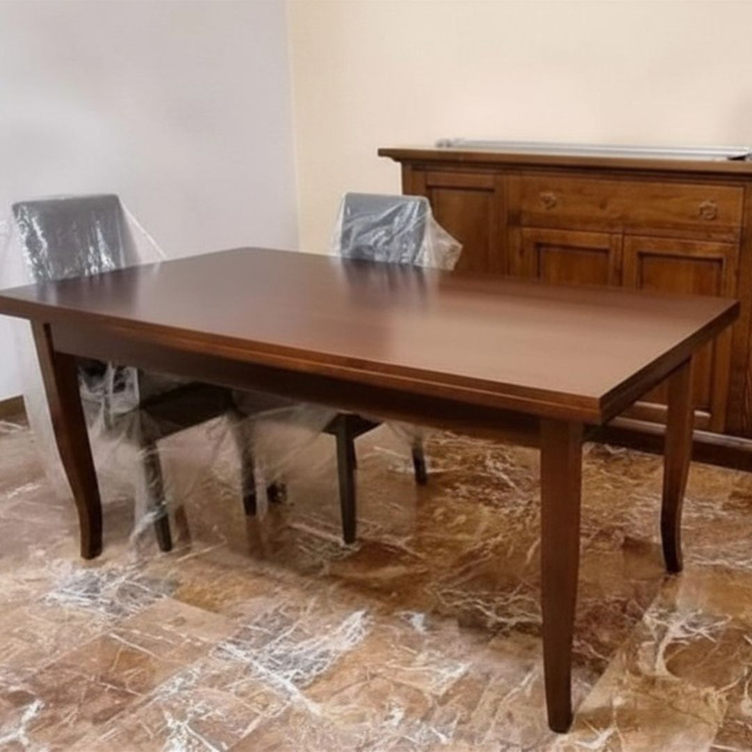 Vista frontale di tavolo rettangolare in legno scuro, ideale per sala da pranzo classica.