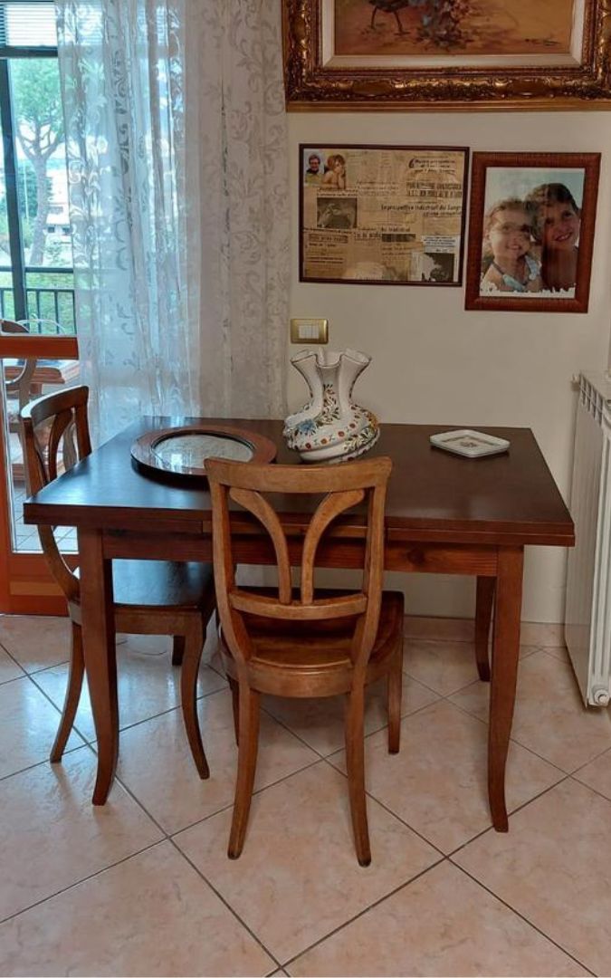 Tavolo rettangolare in stile arte povera, solido e resistente.