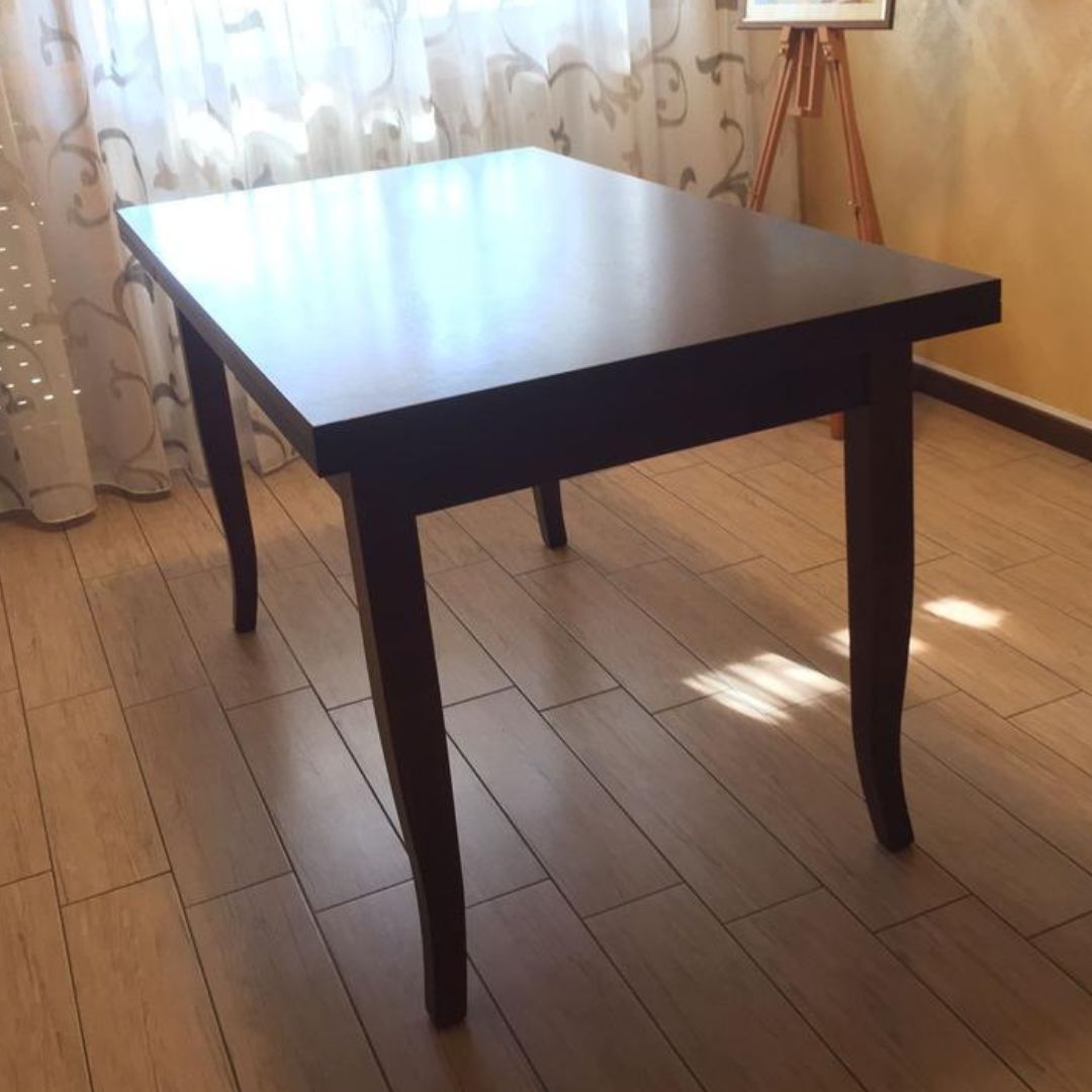 Tavolo rettangolare in legno noce con piano allungabile, design elegante.