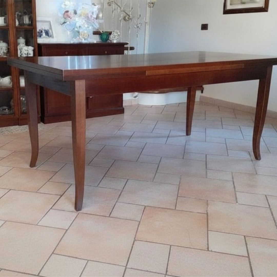 Tavolo rettangolare allungabile, finitura legno noce stile classico.
