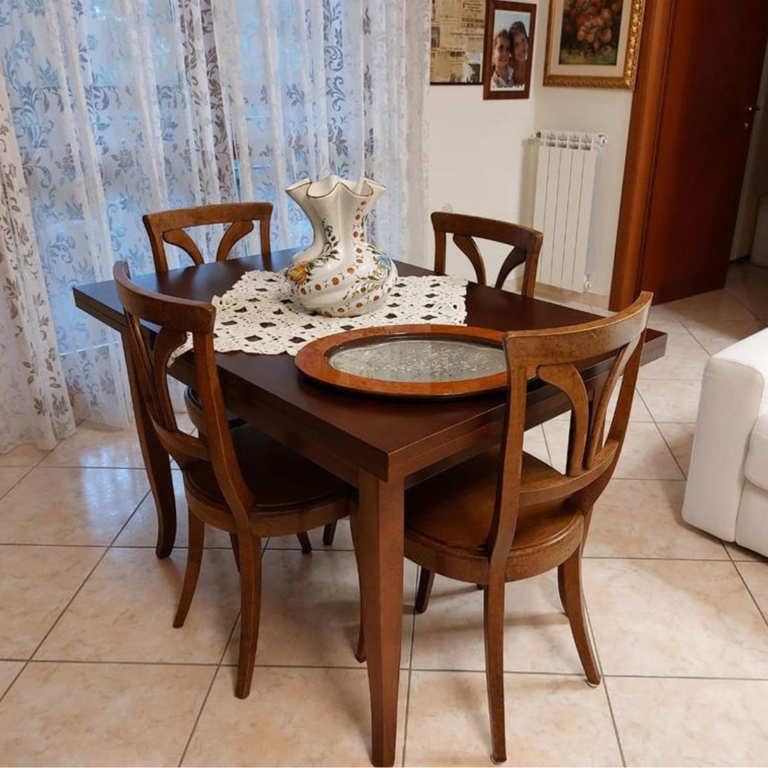 Tavolo rettangolare allungabile in stile arte povera, vista panoramica.