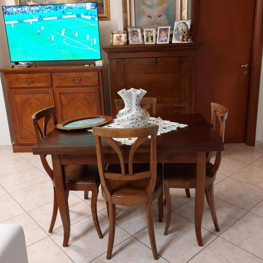 Tavolo rettangolare in noce scuro, complemento d'arredo per zona giorno