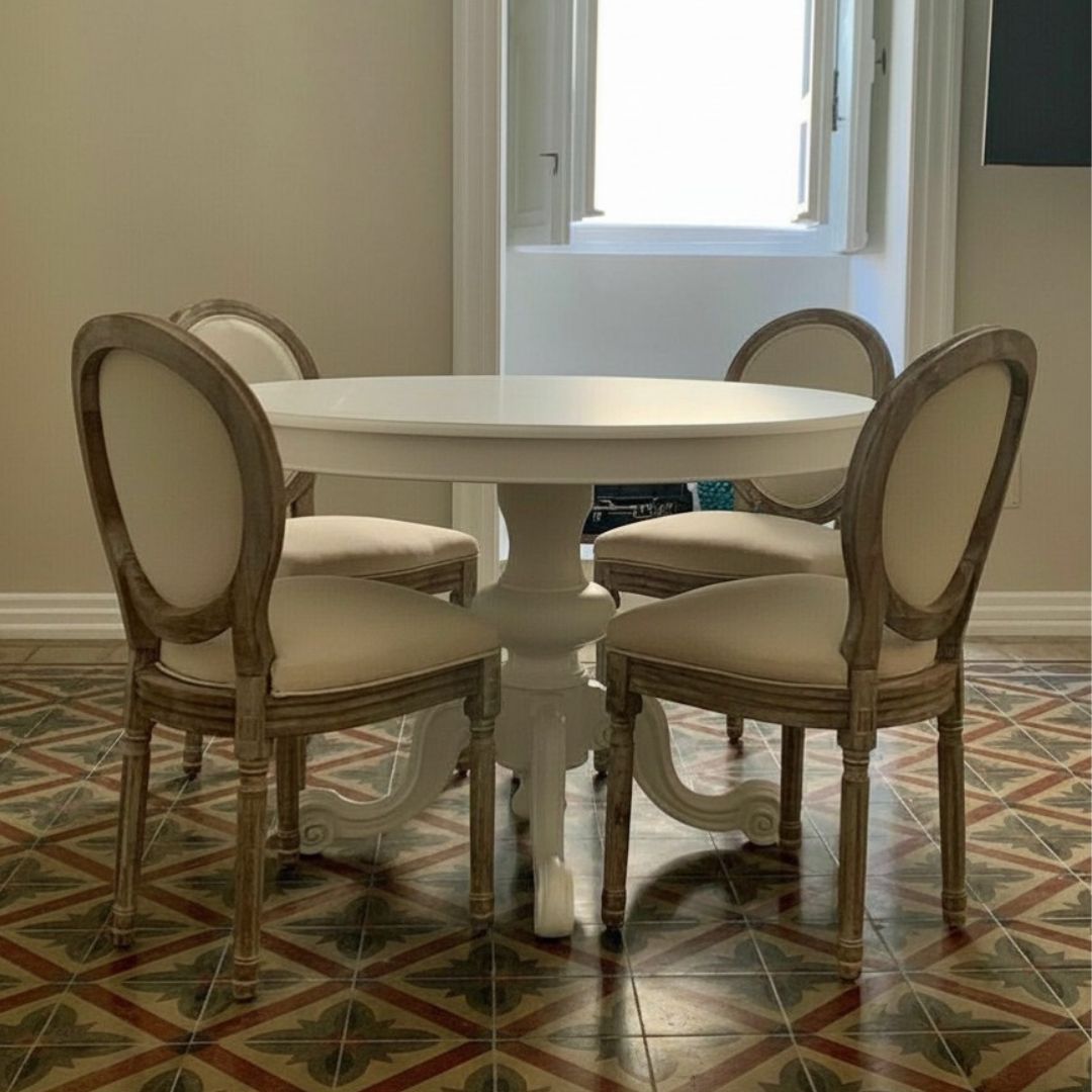 Dettaglio gambe curve e sagomate tavolo rotondo bianco, design classico