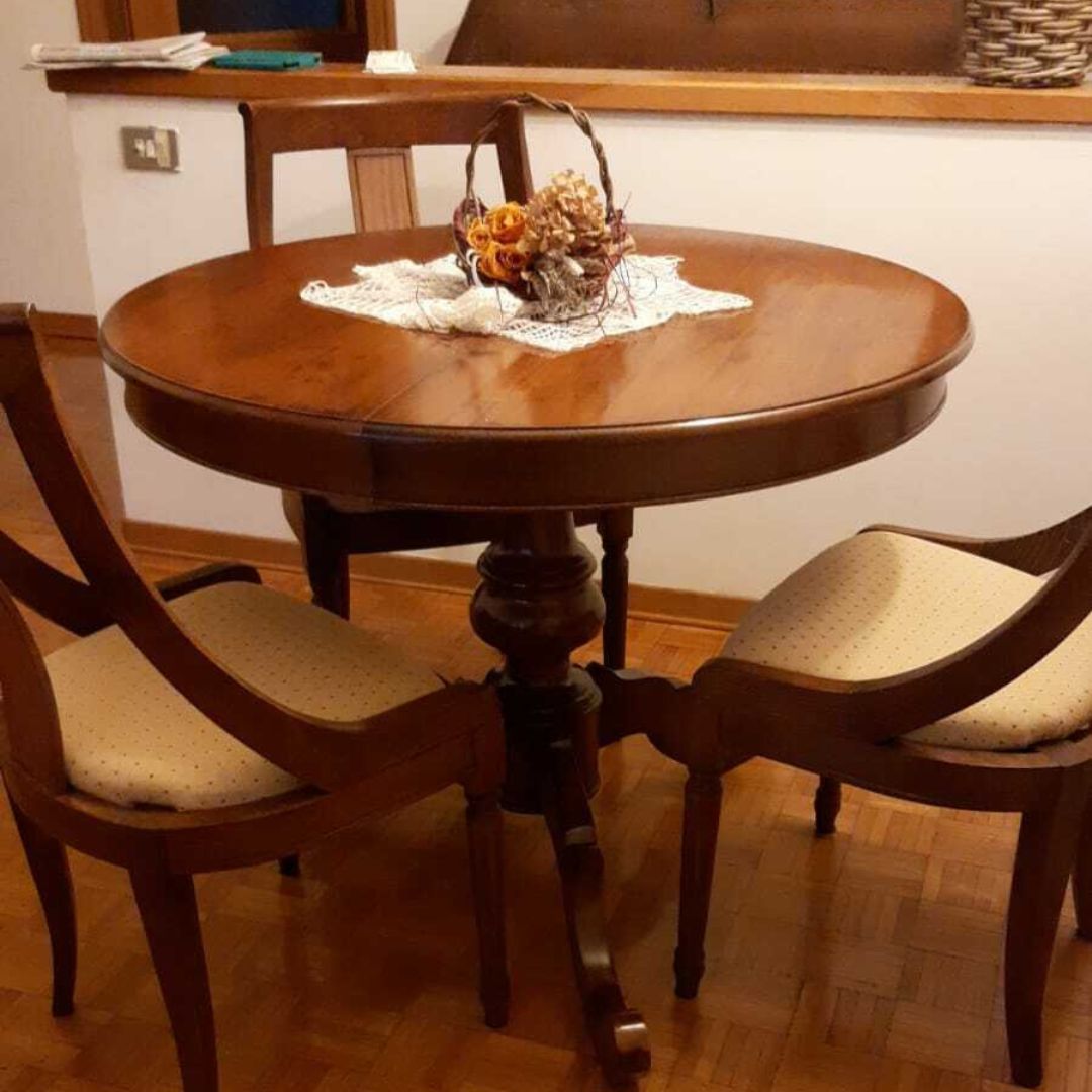 Tavolo rotondo allungabile stile classico con finiture bianco e noce