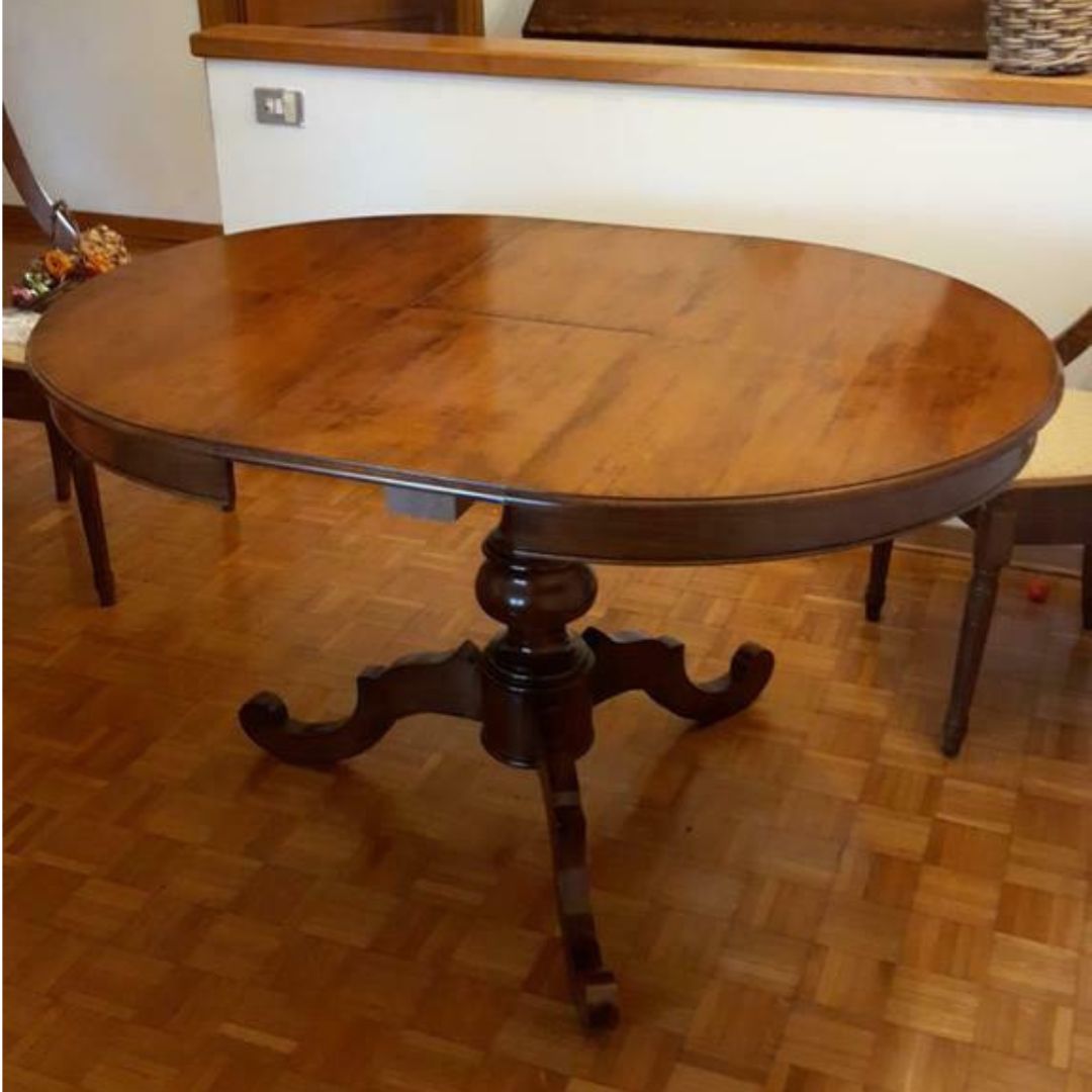 Vista laterale tavolo rotondo allungabile bianco e noce, design elegante