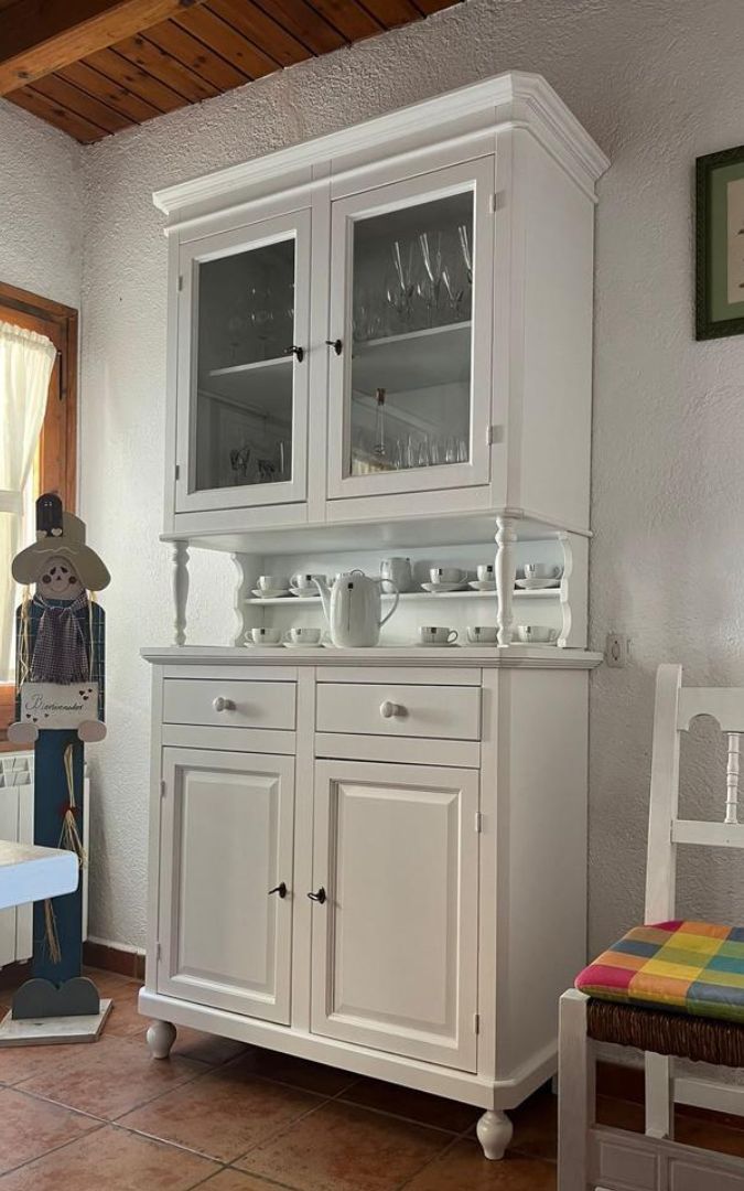 Vetrina classica bianca con ripiani, vano a giorno e base con cassetti, stile tradizionale.