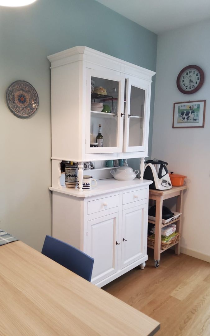 Vetrina in legno bianco opaco con 2 vetrate, cassetti e sportelli inferiori, arredamento cucina.