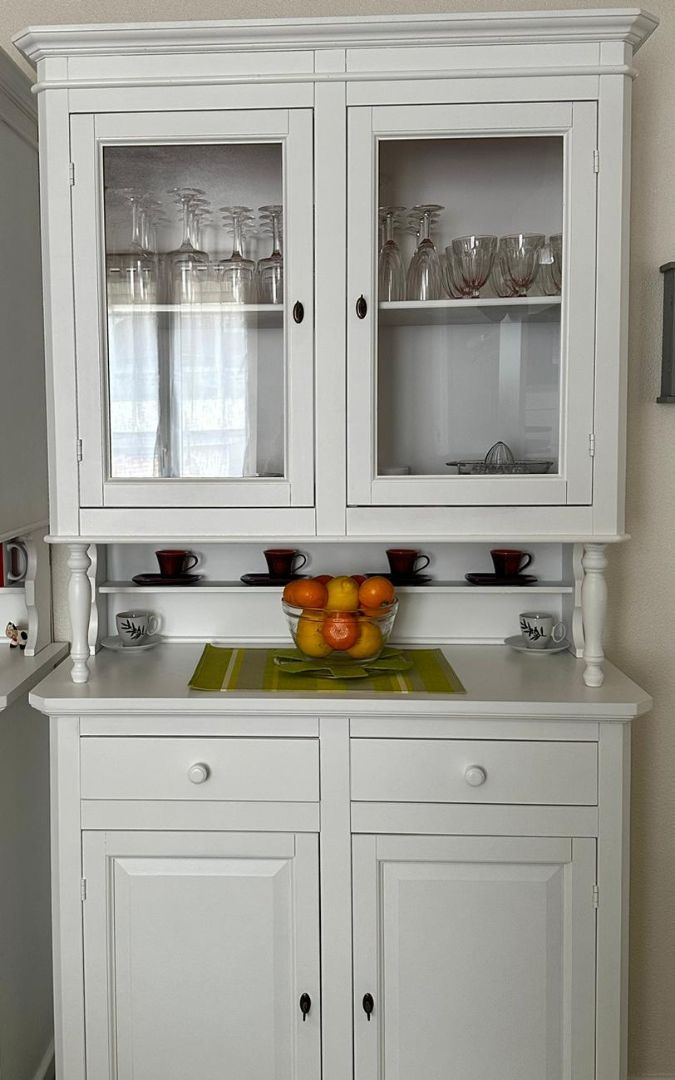 Dettaglio vetrina espositiva bianca stile classico con decorazioni, ideale per cristalliera.
