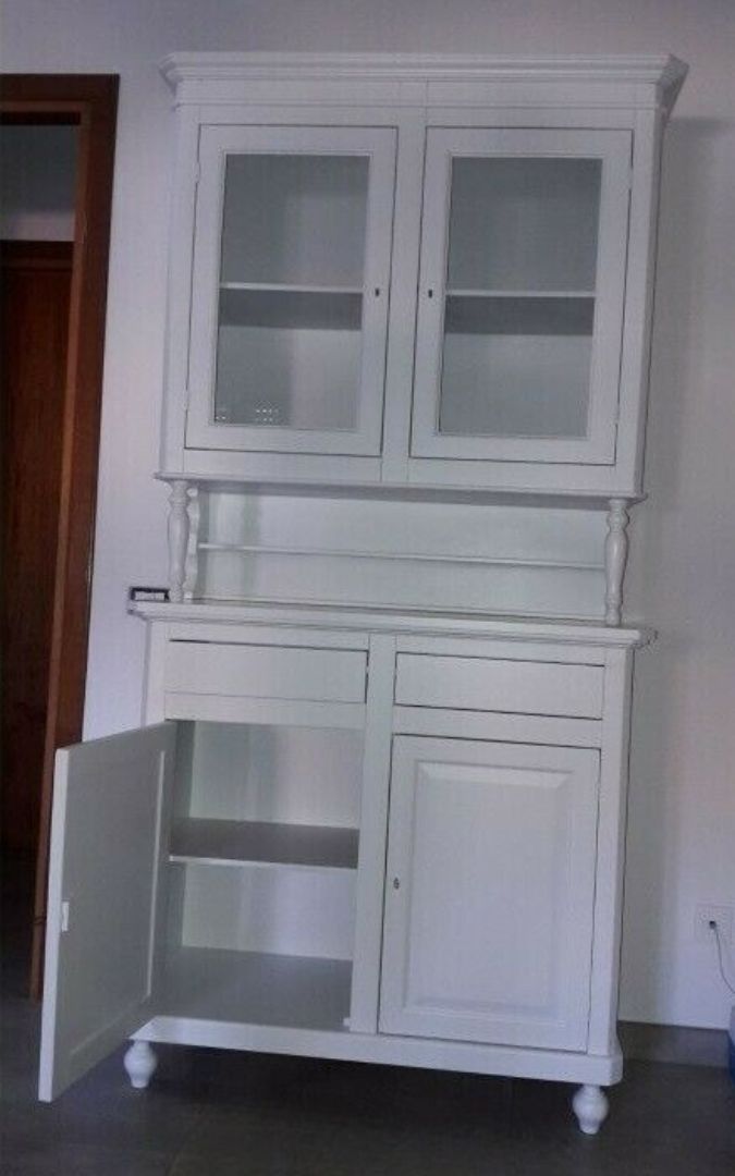 Vetrina con ante in legno bianco, vano a giorno centrale e cassetti, design funzionale.