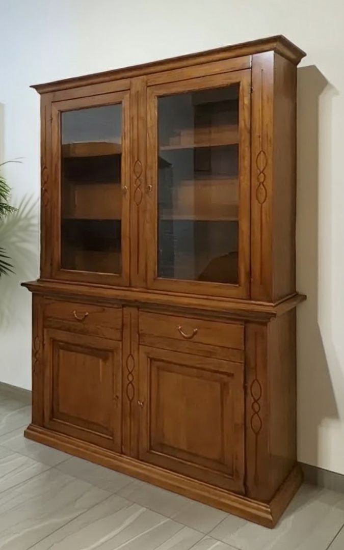Vetrina in legno massello finitura Noce Scuro Bassano con ante a vetro e cassetti, stile Arte Povera.