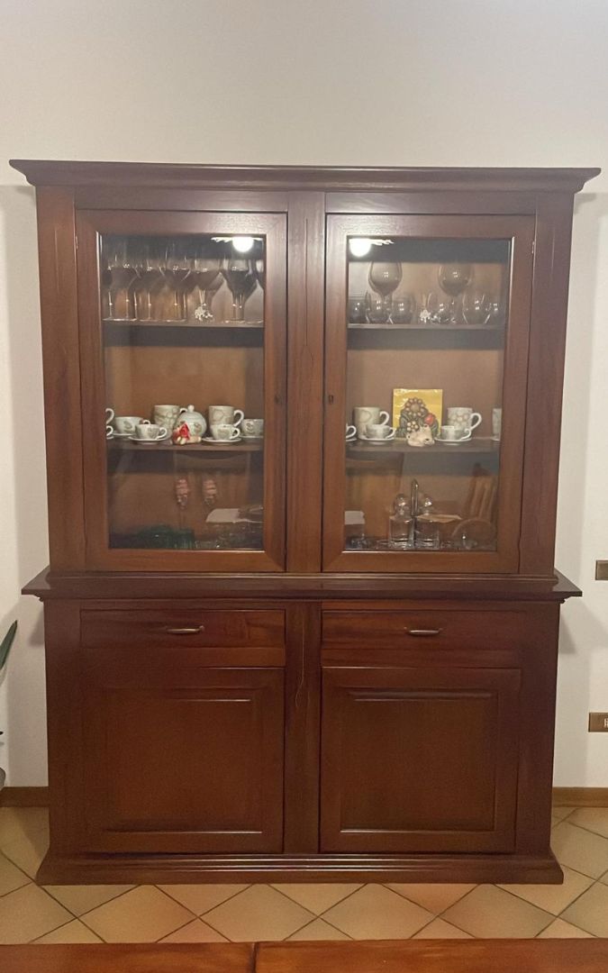 Mobile vetrina classico con 4 ante e 2 cassetti, realizzato in legno color noce scuro.