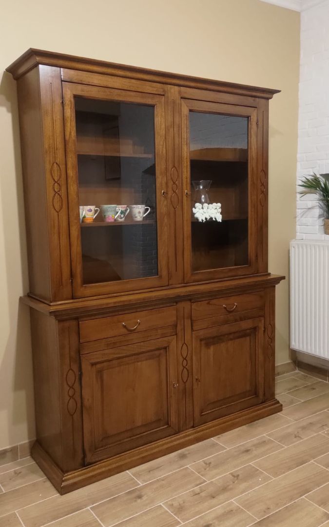 Dettaglio di vetrina in stile classico, finitura Bassano, con decorazioni intagliate sul legno.