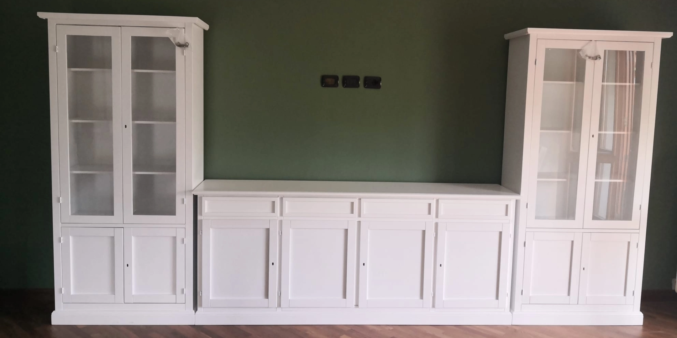 Parete attrezzata classica in legno laccato bianco con credenza bassa a 4 ante e due vetrine laterali