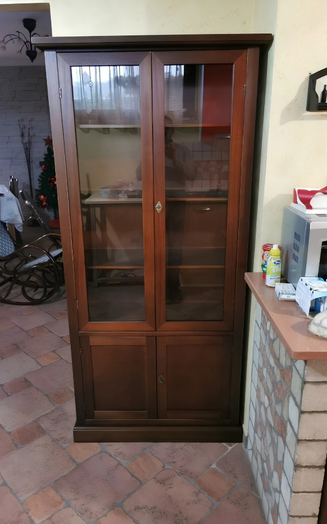 Parete attrezzata classica in legno laccato bianco con credenza bassa a 4 ante e due vetrine laterali