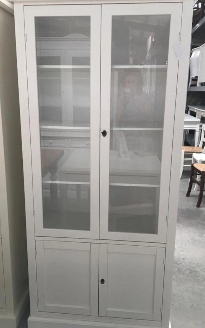 Vetrina espositiva classica in legno noce con ante in vetro e bicchieri di cristallo all'interno
