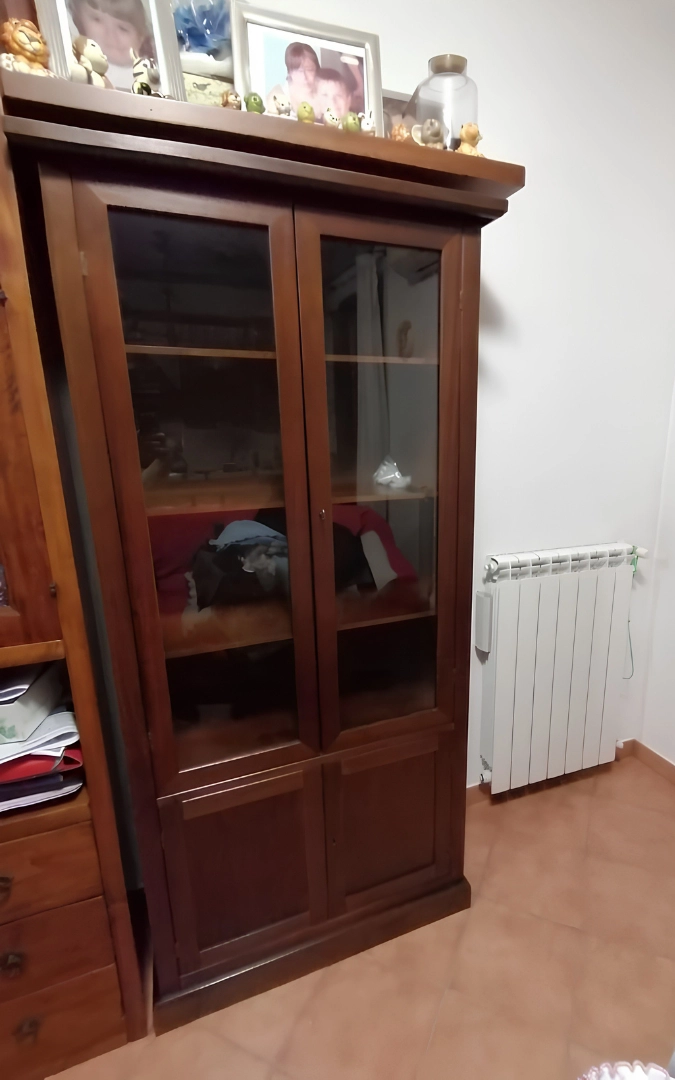 Vetrina cristalliera in legno di noce vista ad angolo di tre quarti