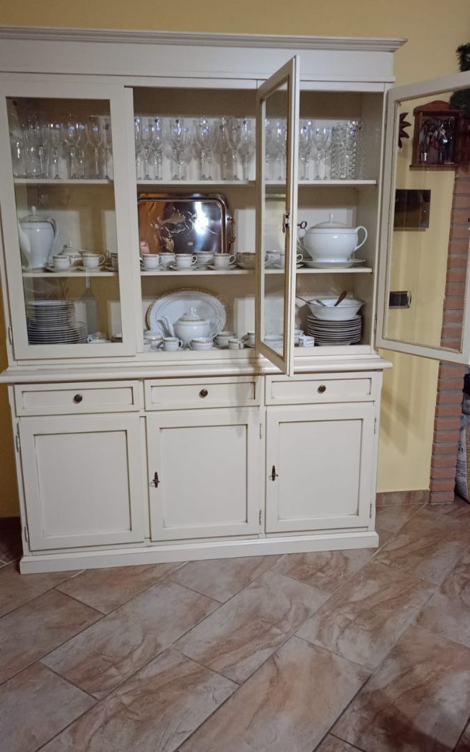 Vetrina in legno color avorio stile arte povera con 3 ante vetrate e ripiani