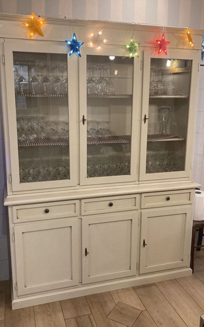Vetrina classica avorio con ante aperte, espositore per piatti e servizi in ceramica