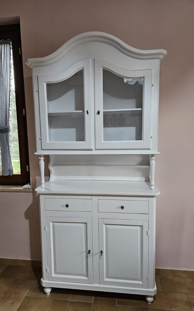 Vetrina classica in legno con 2 ante a vetro e 2 cassetti, stile arte povera.