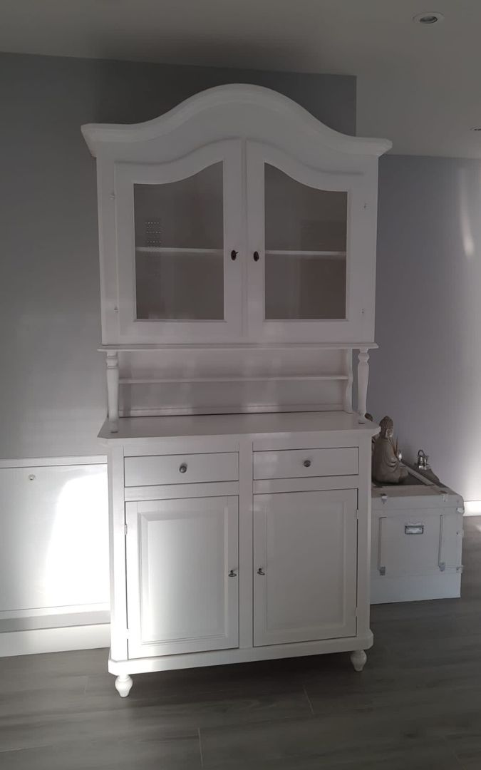 Elegante vetrina in legno bianco opaco e noce, design classico.